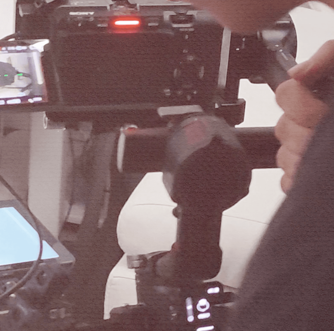 카메라 장비를 조작하는 인하우스 스튜디오 촬영 현장